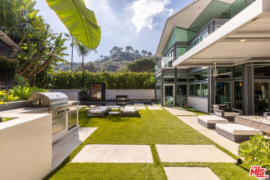 Image 5 of property listing at 8538 Eastwood Road, West Hollywood, CA 90046