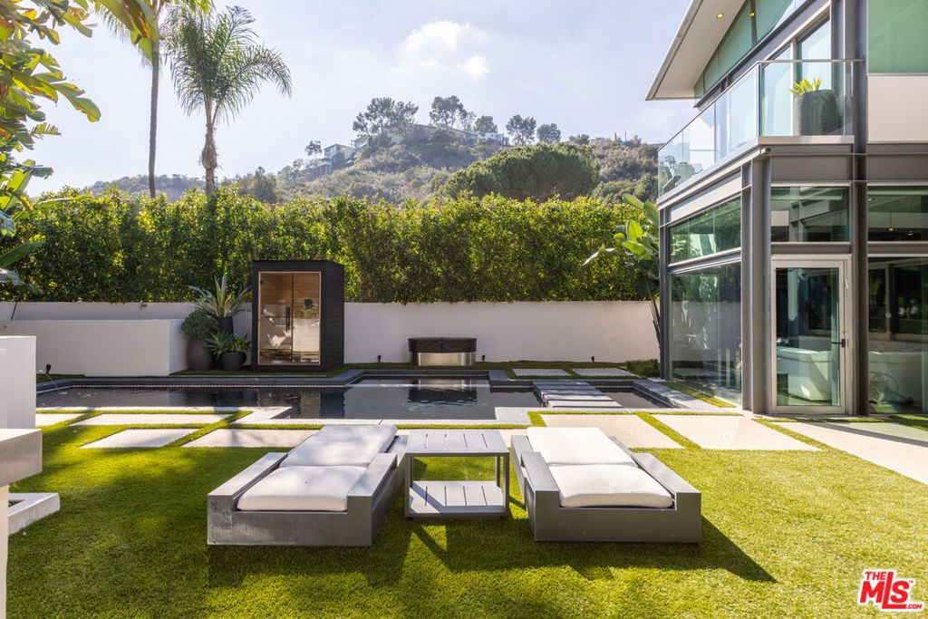 Image 6 of property listing at 8538 Eastwood Road, West Hollywood, CA 90046