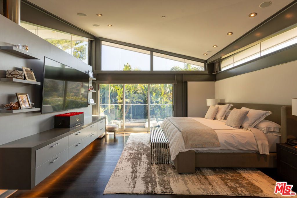 Image 9 of property listing at 8538 Eastwood Road, West Hollywood, CA 90046