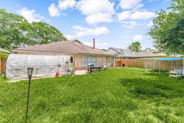 327 Brompton Court, Highlands, TX 77562