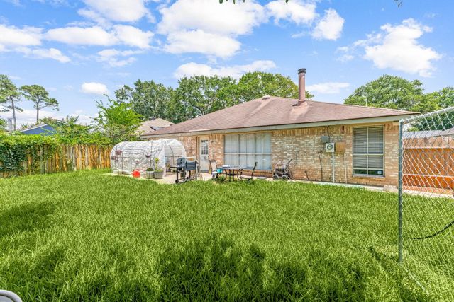 327 Brompton Court, Highlands, TX 77562