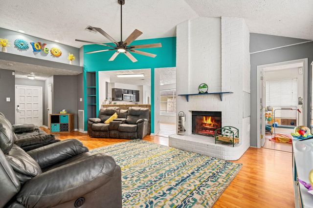 327 Brompton Court, Highlands, TX 77562