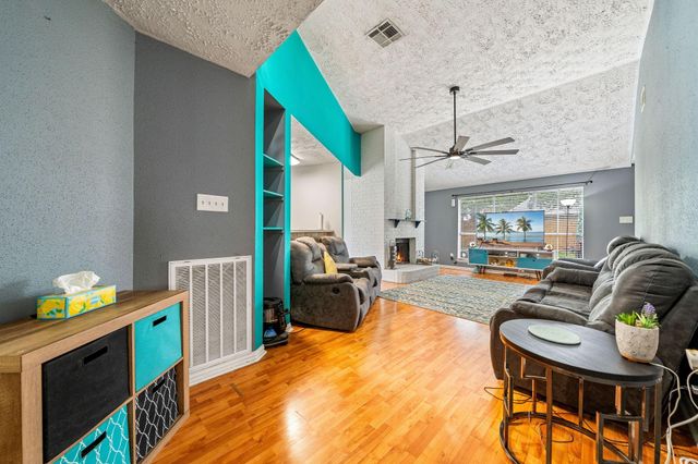 327 Brompton Court, Highlands, TX 77562