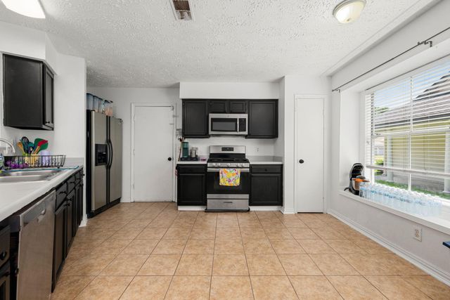 327 Brompton Court, Highlands, TX 77562