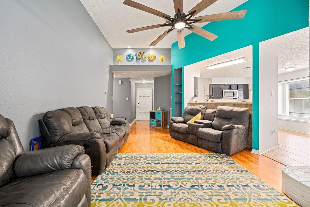 327 Brompton Court, Highlands, TX 77562