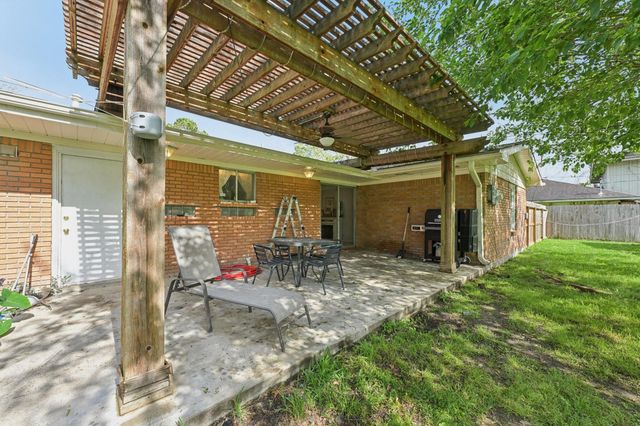 3036 Crest Drive, Dickinson, TX 77539