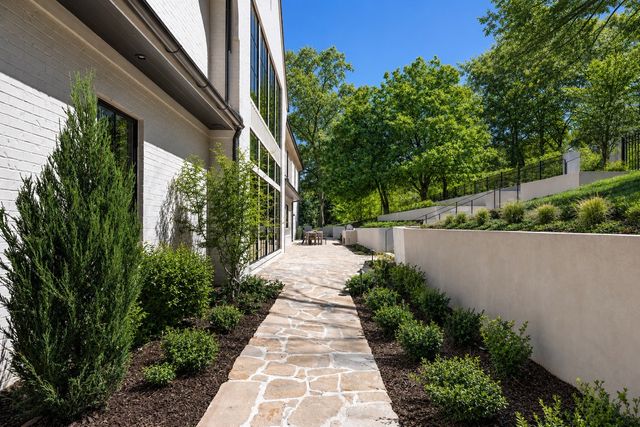 1049 Overton Lea Rd, Nashville, TN 37220