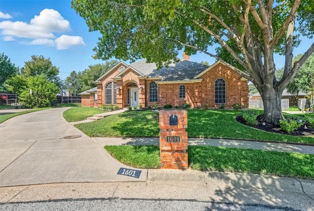 1601 Warwickshire Court W, Bedford, TX 76021