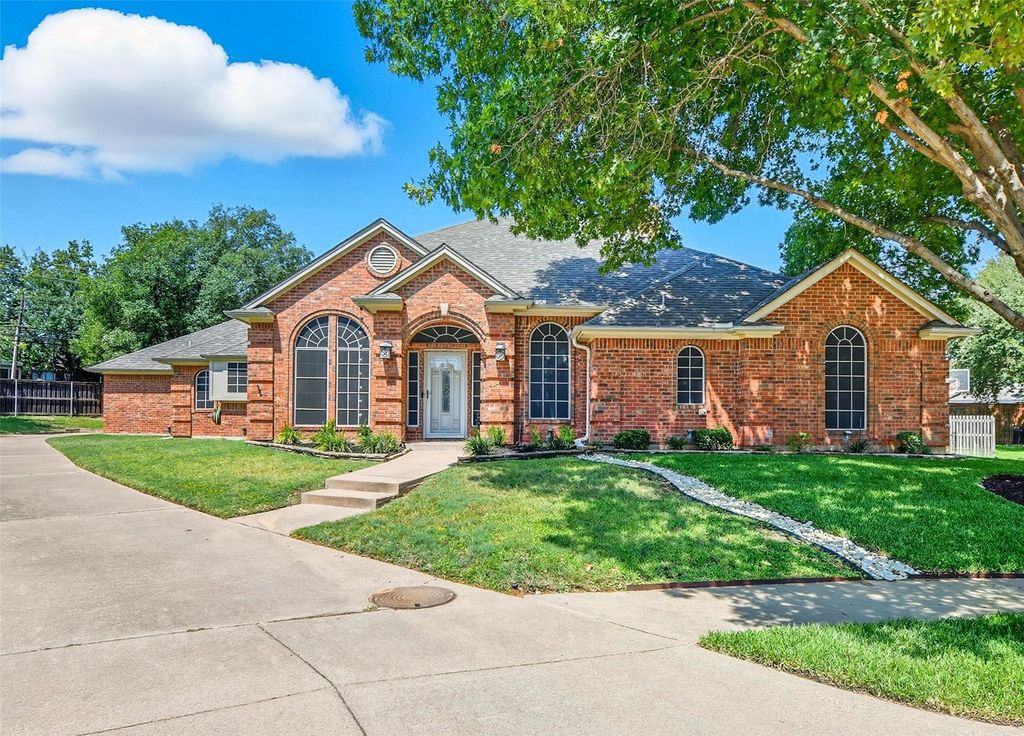 1601 Warwickshire Court W, Bedford, TX 76021