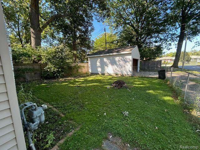21751 Roslyn Road, Harper Woods, MI 48225
