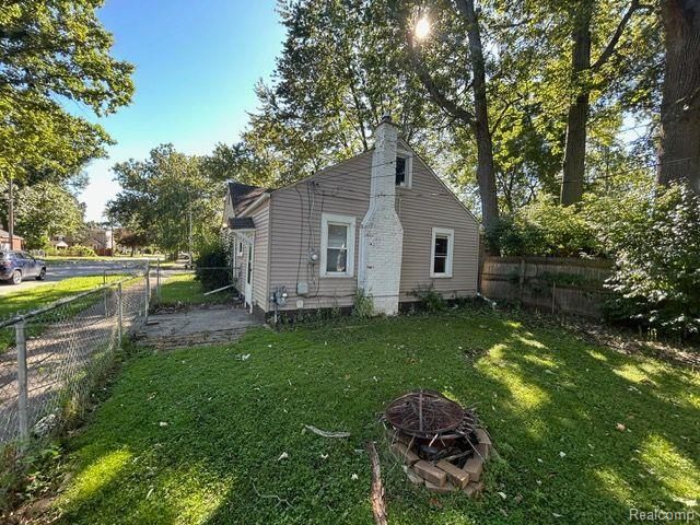 21751 Roslyn Road, Harper Woods, MI 48225