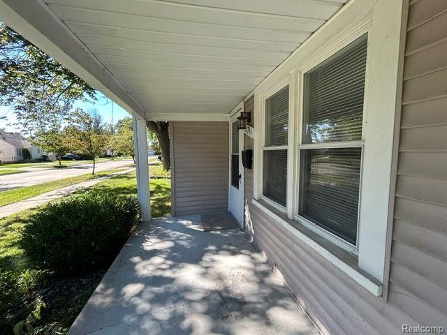 21751 Roslyn Road, Harper Woods, MI 48225