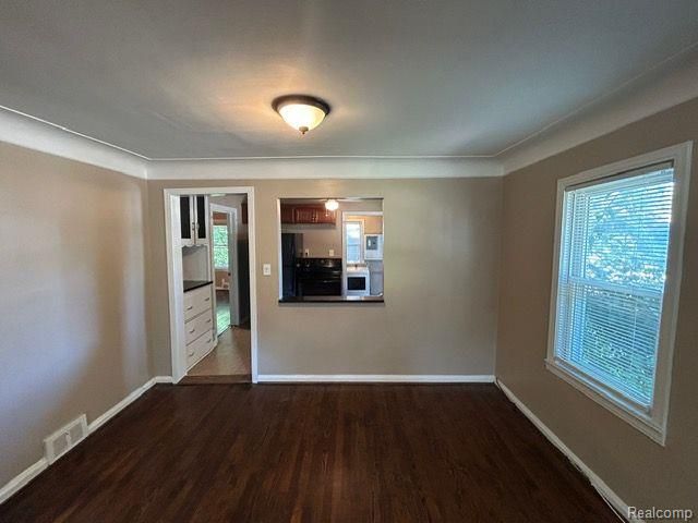 21751 Roslyn Road, Harper Woods, MI 48225