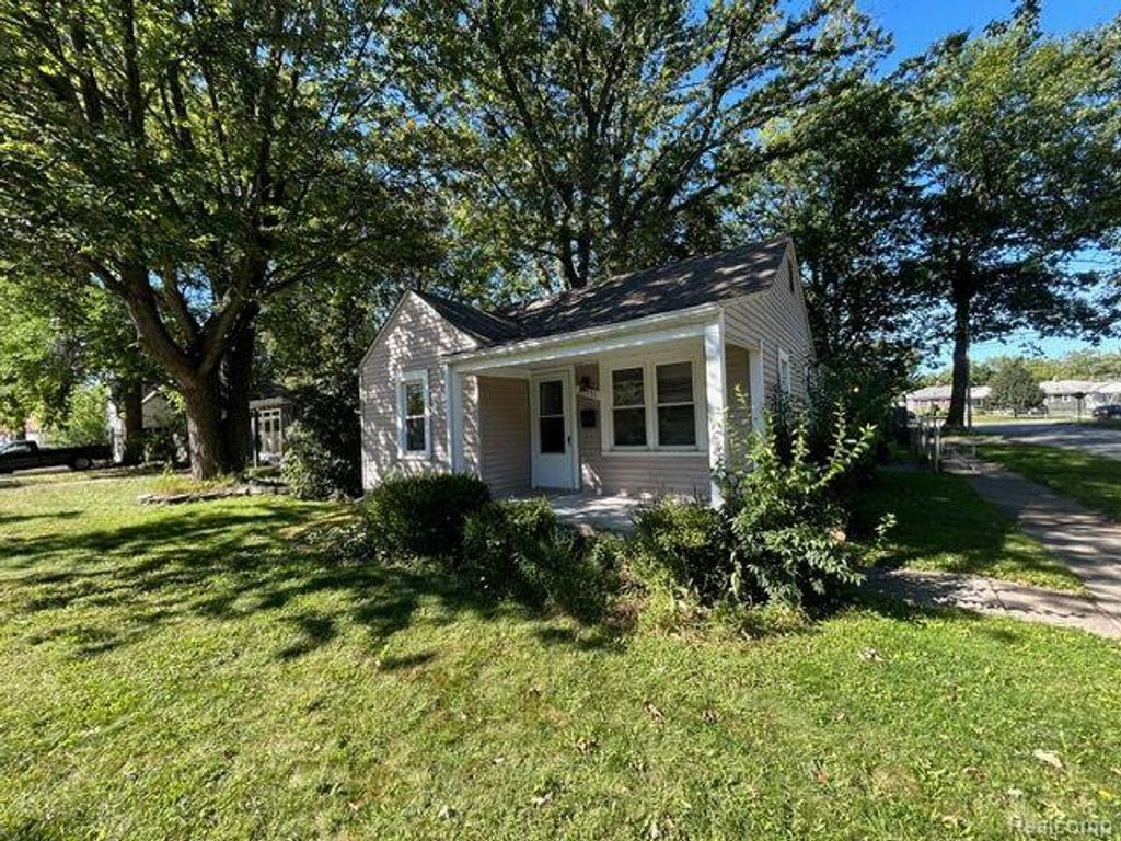 21751 Roslyn Road, Harper Woods, MI 48225