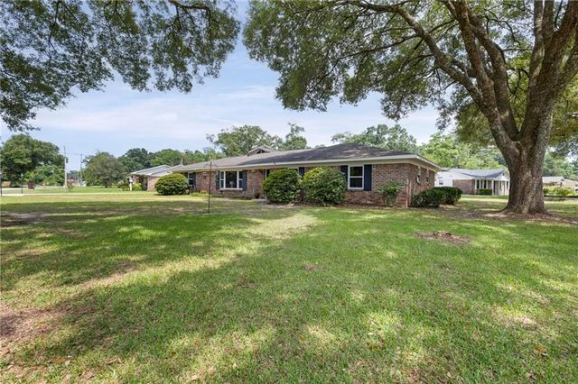 49 Plateau Avenue W, Satsuma, AL 36572