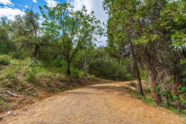 18000 W Clinton Rd, Jackson, CA 95642