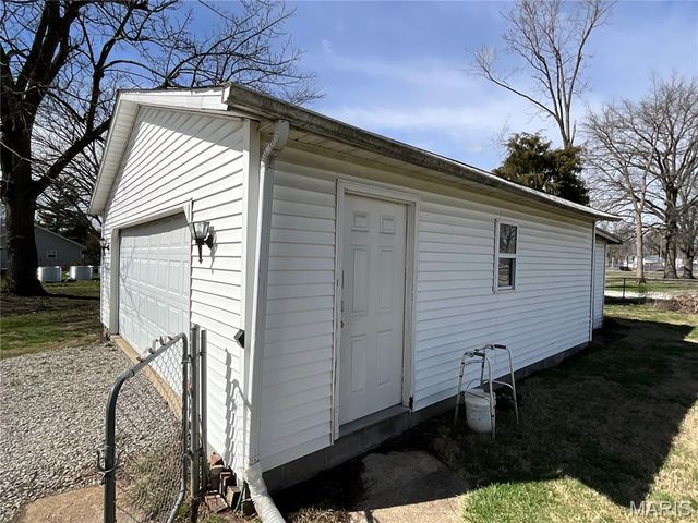 625 Montgomery Street, Staunton, IL 62088