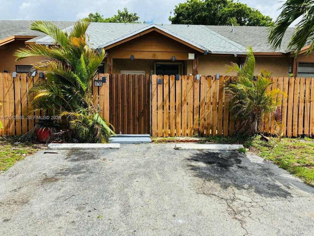 6755 NW 187th Ter, Hialeah, FL 33015
