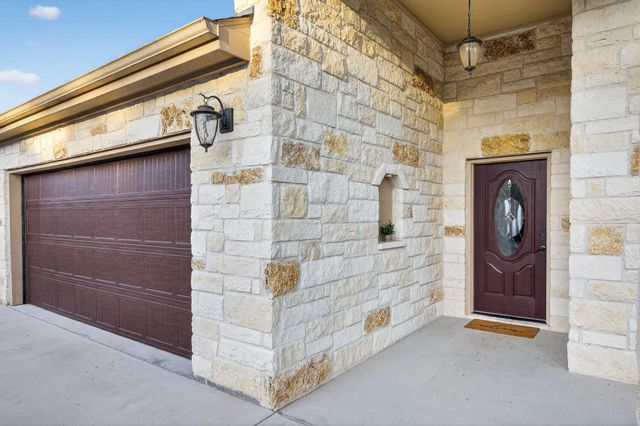 237 Meadowlakes DR, Meadowlakes, TX 78654
