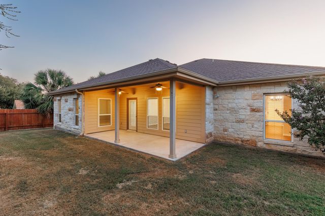 237 Meadowlakes DR, Meadowlakes, TX 78654