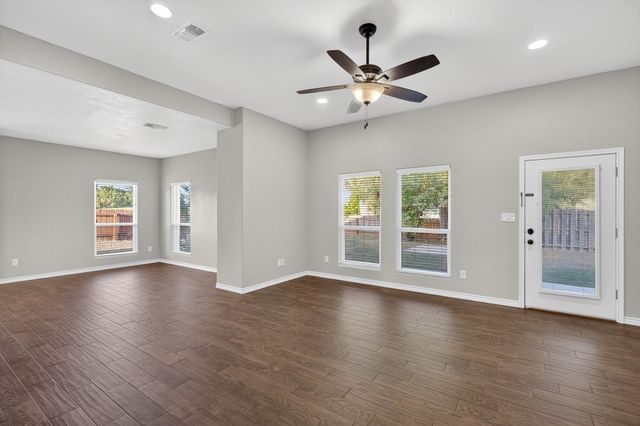 237 Meadowlakes DR, Meadowlakes, TX 78654