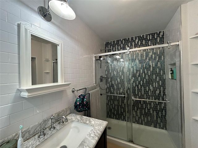 816 NE 9TH AVENUE, Gainesville, FL 32601