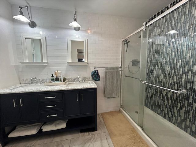 816 NE 9TH AVENUE, Gainesville, FL 32601