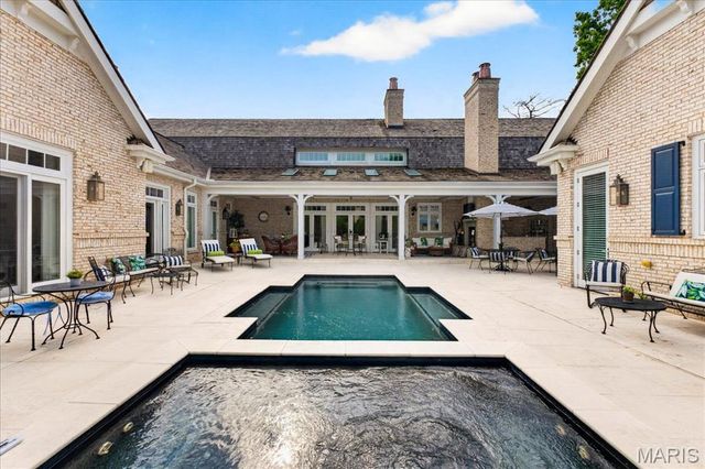 39 Countryside Lane, St Louis, MO 63131