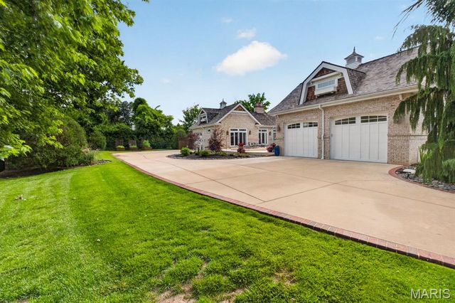 39 Countryside Lane, St Louis, MO 63131