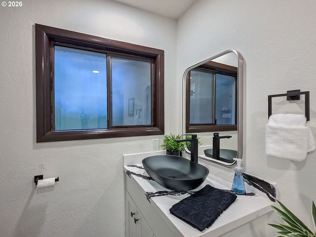 11425 Sw GREENBURG Rd, Tigard, OR 97223