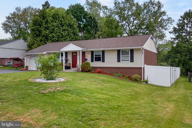 825 DARBY LN, Lancaster, PA 17601