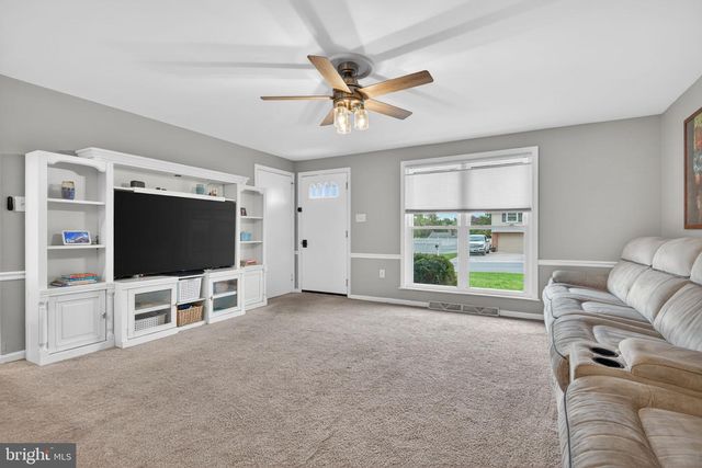 825 DARBY LN, Lancaster, PA 17601