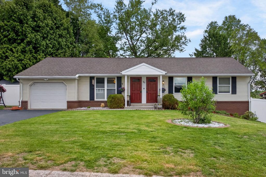 825 DARBY LN, Lancaster, PA 17601