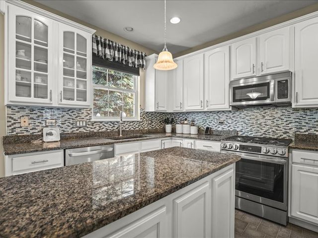 10695 Yellowstone Drive, Huntley, IL 60142
