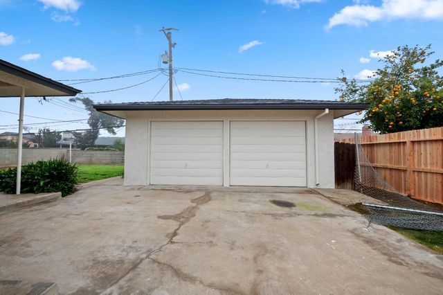 2834 N Hughes Avenue, Fresno, CA 93705