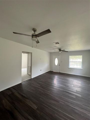 1204 10th Avenue N, Texas City, TX 77590