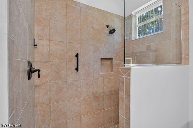 6062 Divot CT, Naples, FL 34113