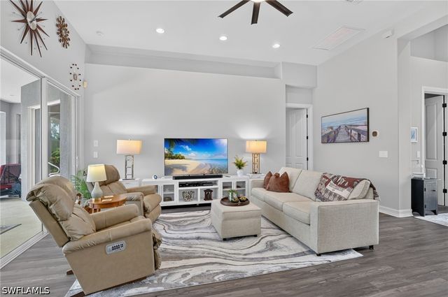 6062 Divot CT, Naples, FL 34113