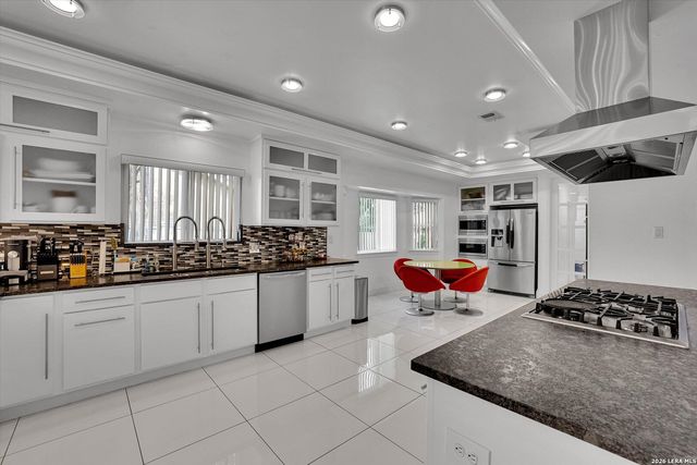 109 CHATTINGTON CT, Castle Hills, TX 78213