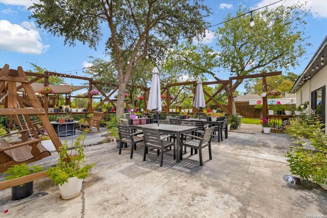 109 CHATTINGTON CT, Castle Hills, TX 78213