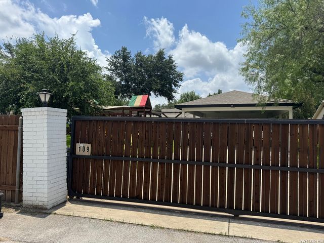 109 CHATTINGTON CT, Castle Hills, TX 78213