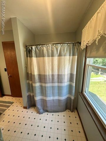 6574 Avon Drive, Brighton, MI 48116