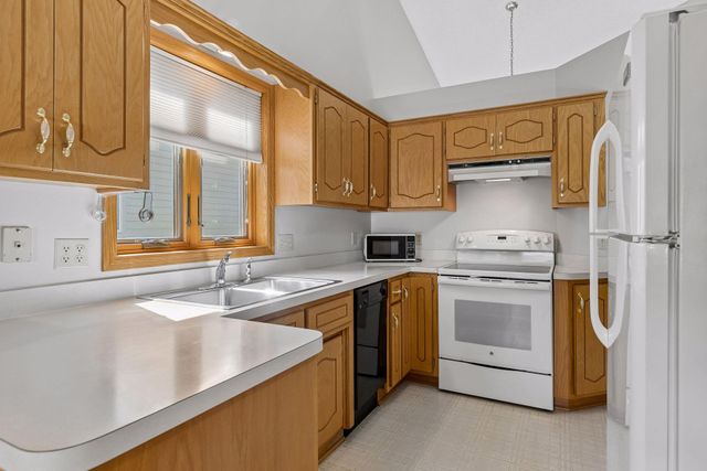710 Emerald Ridge, Roseville, MN 55113