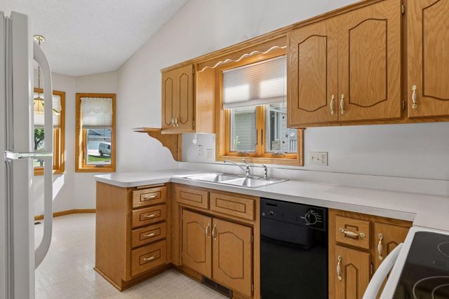 710 Emerald Ridge, Roseville, MN 55113