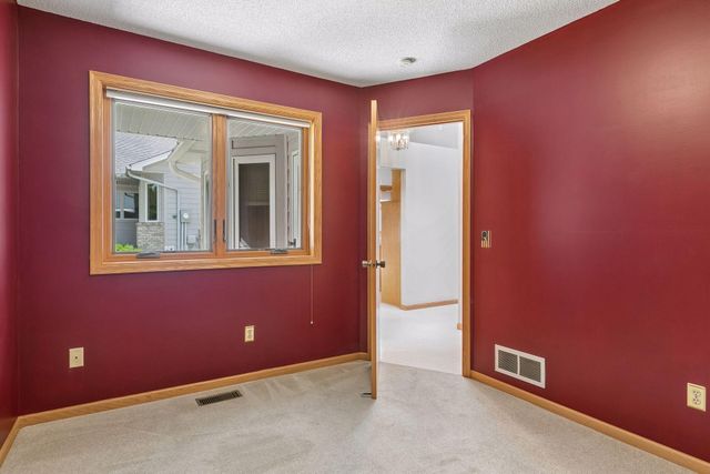 710 Emerald Ridge, Roseville, MN 55113