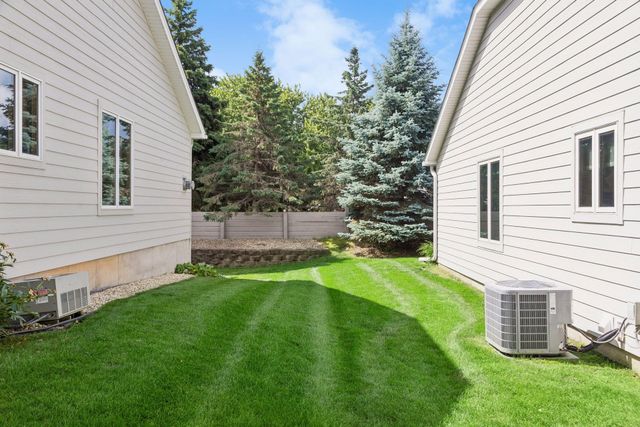 710 Emerald Ridge, Roseville, MN 55113