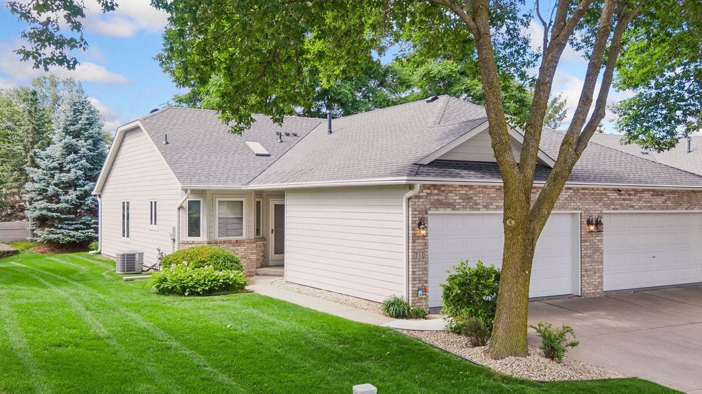 710 Emerald Ridge, Roseville, MN 55113