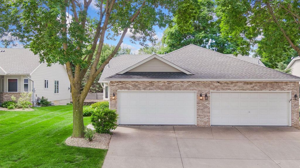 710 Emerald Ridge, Roseville, MN 55113 — photo 2