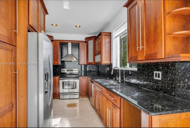 1386 Canary Island Dr, Weston, FL 33327