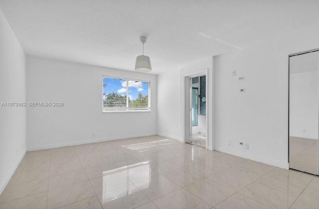 1386 Canary Island Dr, Weston, FL 33327